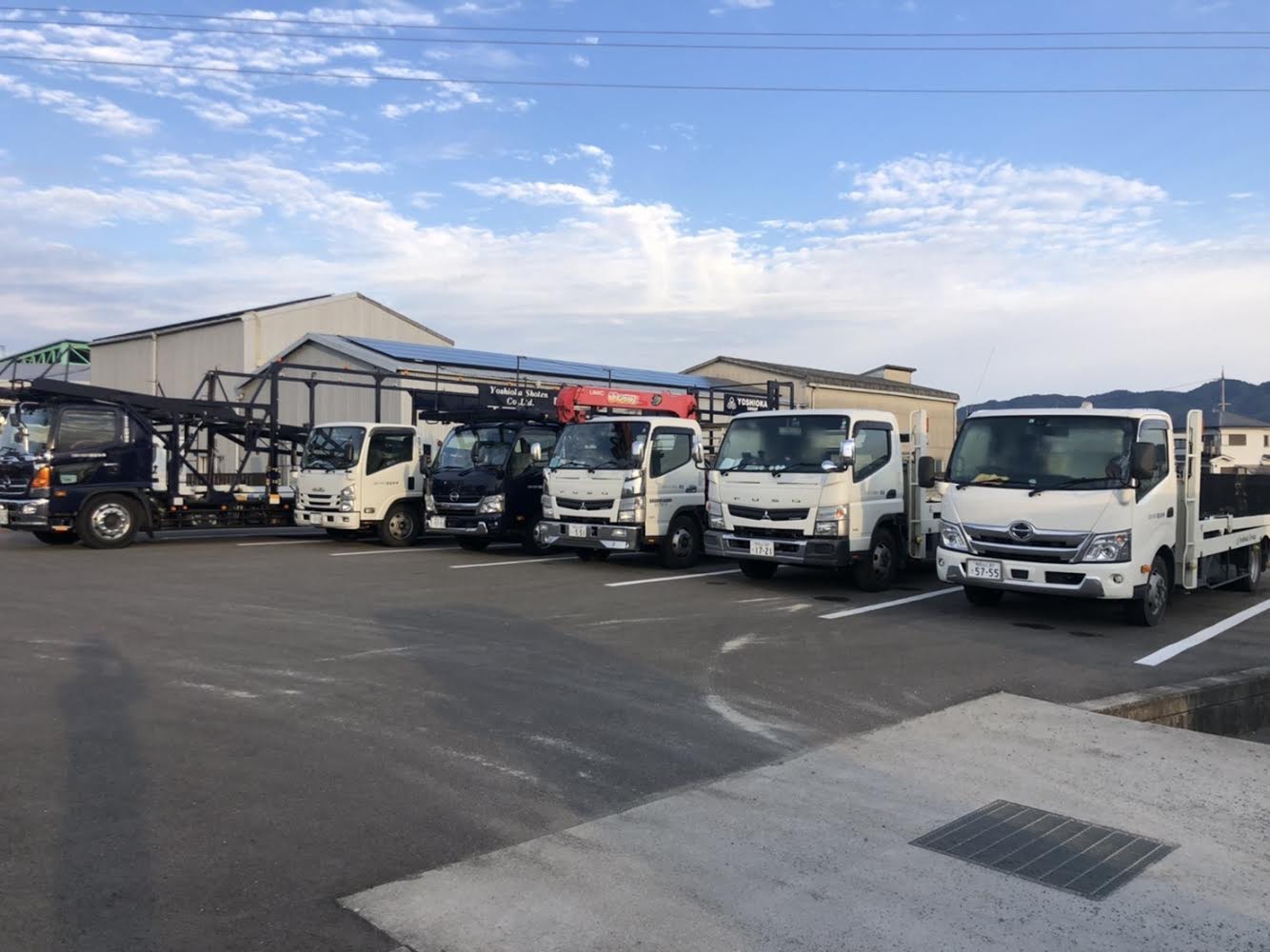 自社で保有する積載車が並ぶ駐車場